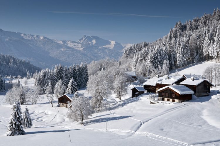 chalets isolés au dessus du hameau les Chosalets